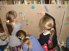 Był raz sobie taki mur… zajęcia czytelnicze dla sześciolatków z Kościelca na podstawie książki Rafała Witka Mur. O historii powojennego Berlina
